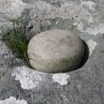 σημάδι σε βράχο με πέτρα